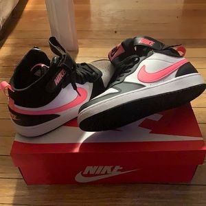 Clean nice. Barely worn gym shoe.